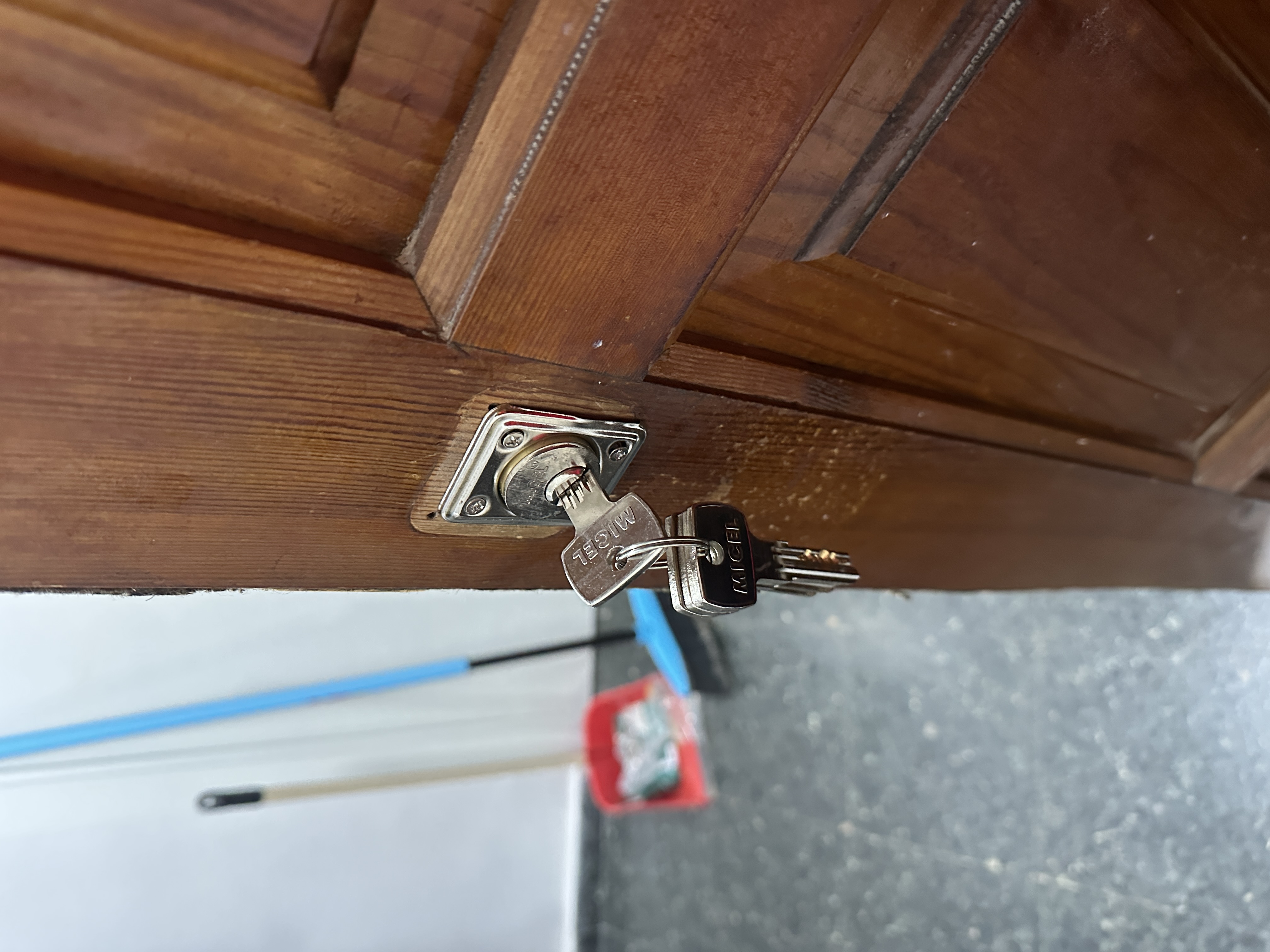 bombillo antibumping instalado cerradura seguridad Gandia