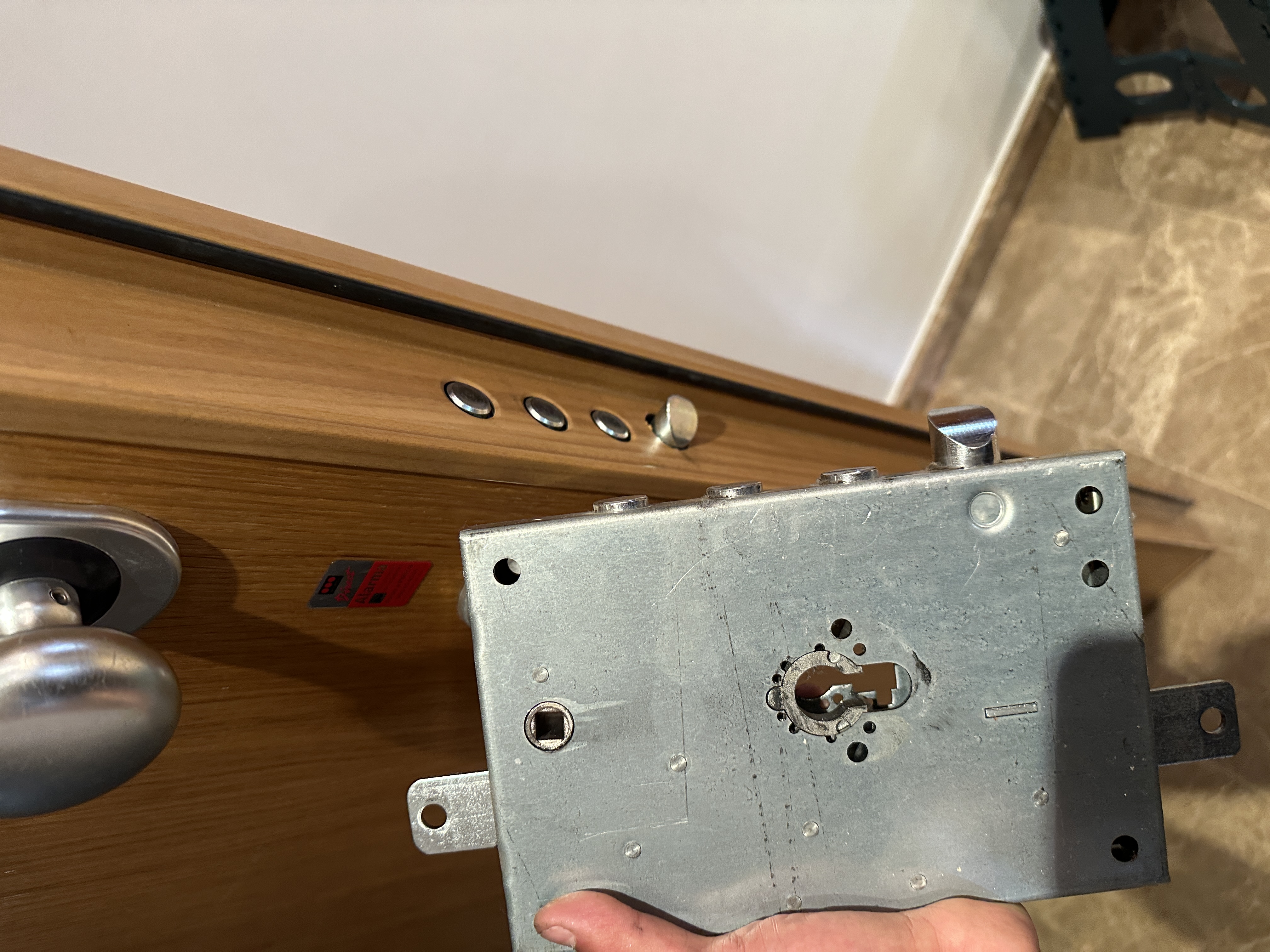 cerrajero abriendo puerta multipunto trabajo real